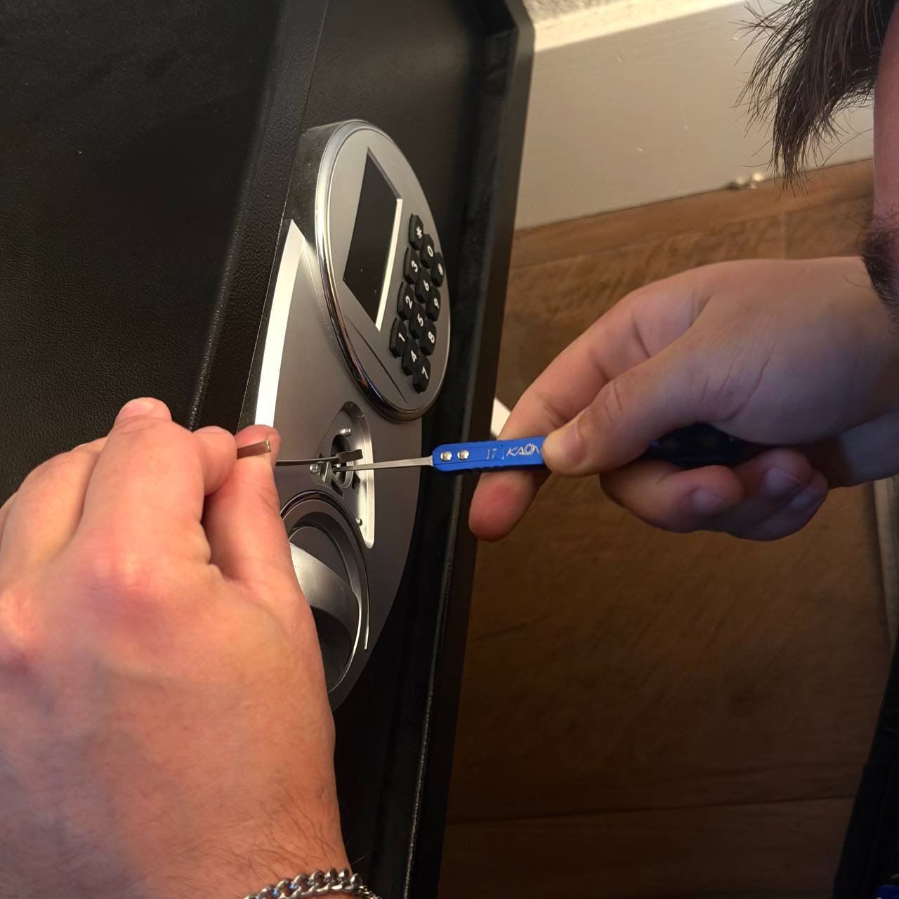 Safe opening service - professional locksmith safe lockout
